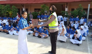 Tanamkan Budaya Tertib Lalu Lintas, Satlantas Bersama Satbinmas Polres Barsel Gelar Sosialisasi Di SMPN 1 Dusel