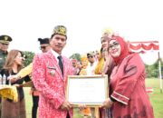 Bupati Sintang Serahkan Penghargaan untuk Guru dan Pelestari Budaya