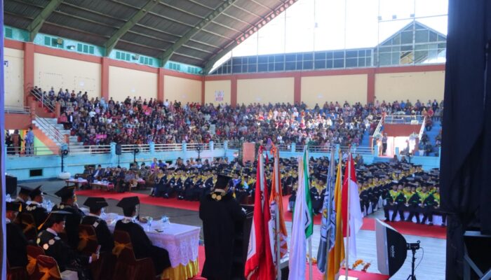 Unka Sintang Wisuda 408 Lulusan, Rektor Harap Jadi Duta Kampus yang Berkarakter