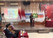 Pemkab Sintang Ajak Lulusan Stikara Mengabdi untuk Negeri