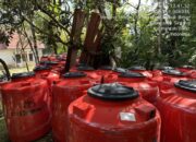 Hikman Sudirman Salurkan Tong Air untuk Warga