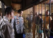 Polres Sintang Gelar Program “Polres Sintang Berbagi” dengan Membagikan Makanan Siap Saji kepada Para Tahanan