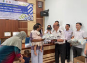 Cegah Stunting, Sekda Sintang Bagikan Biskuit Bischo kepada 16 Balita