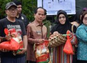 Berikan Diskon Sembako, Bupati Sintang Sapa Ratusan Warga yang Mengantre