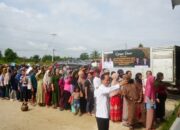 Bupati Sintang Sapa Warga Antri Sembako Murah di Binjai Hulu