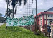 Spanduk Kritik Muncul di Pagar Gedung DPRD Sintang: “Negara Sakit, Rakyat Tertindas, DPR di Mana?”