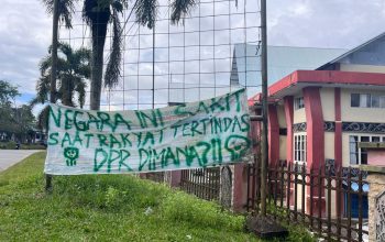 Spanduk Kritik Muncul di Pagar Gedung DPRD Sintang: “Negara Sakit, Rakyat Tertindas, DPR di Mana?”