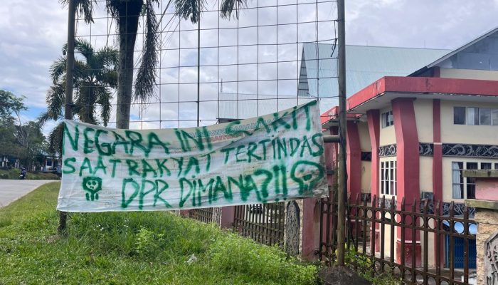 Spanduk Kritik Muncul di Pagar Gedung DPRD Sintang: “Negara Sakit, Rakyat Tertindas, DPR di Mana?”